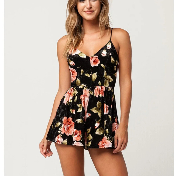 TILLY'S IVY & MAIN Crushed Velvet / Velour Floral Romper Jumpsuit - size small - Picture 4 of 8